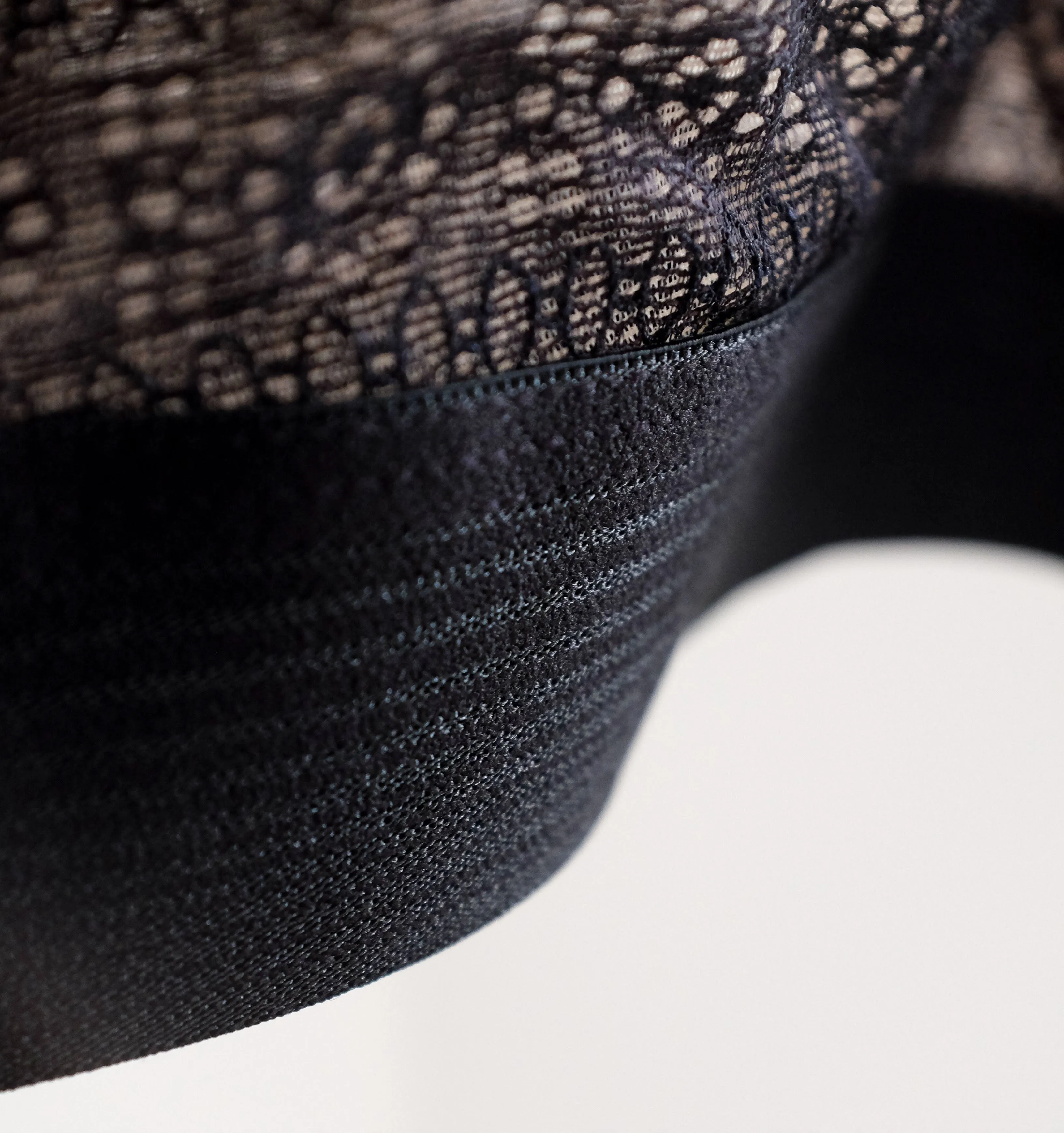 D  lace triangle [Black]