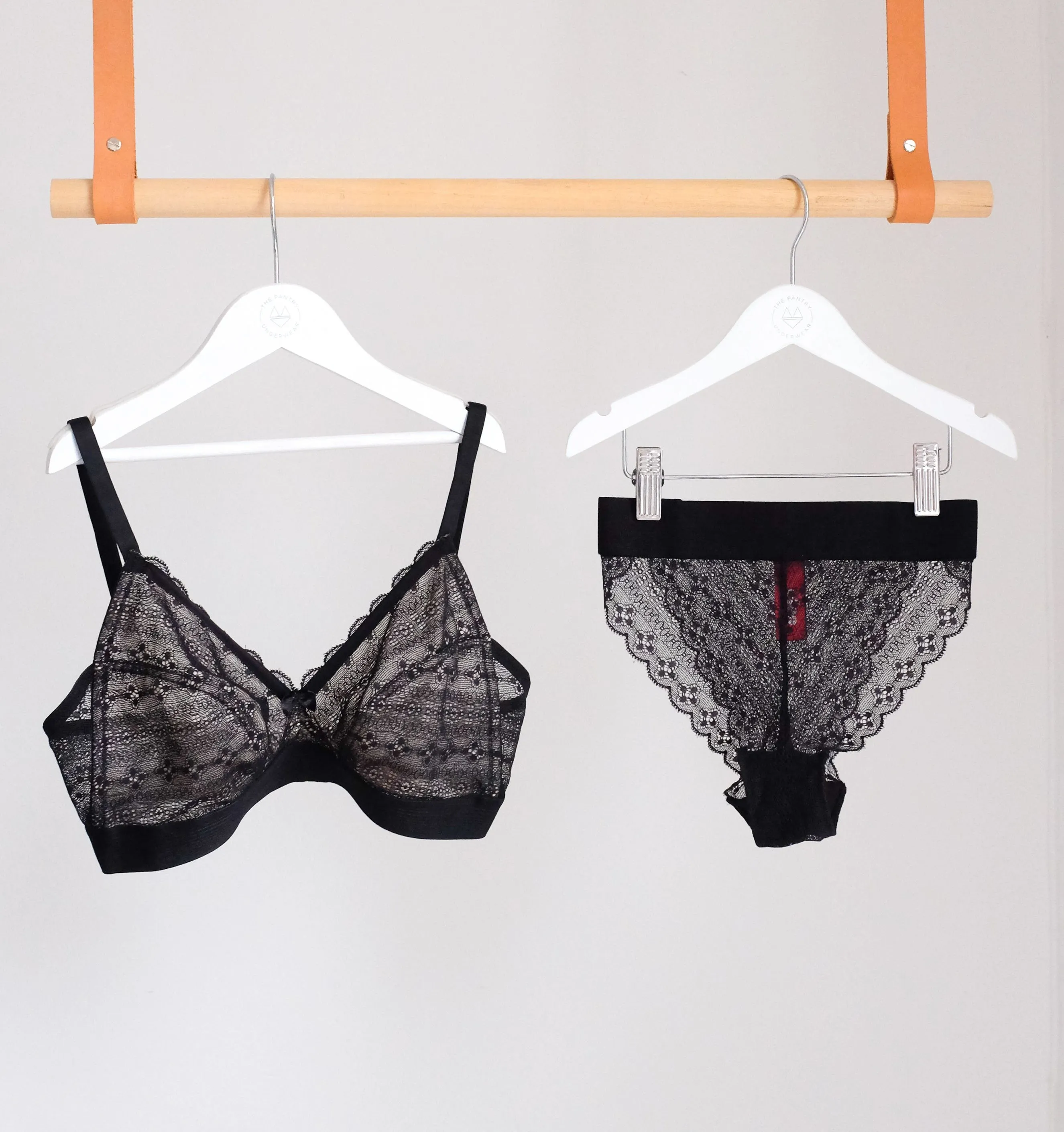 D  lace triangle [Black]